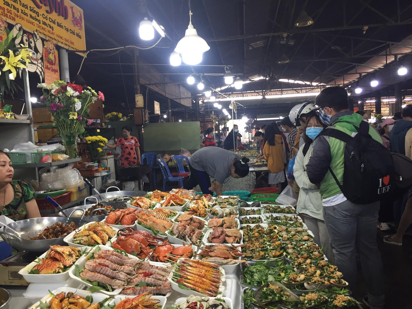 Có hai hình thức thưởng thức hải sản tại chợ Hàng Dương mà du khách có thể lựa chọn là ăn hải sản đã được chế biến sẵn hoặc tự tay “đi chợ”, sau đó đợi người bán chế biến thành nhiều món khác nhau như: hấp sả, nướng mỡ hành, nướng muối ớt,…