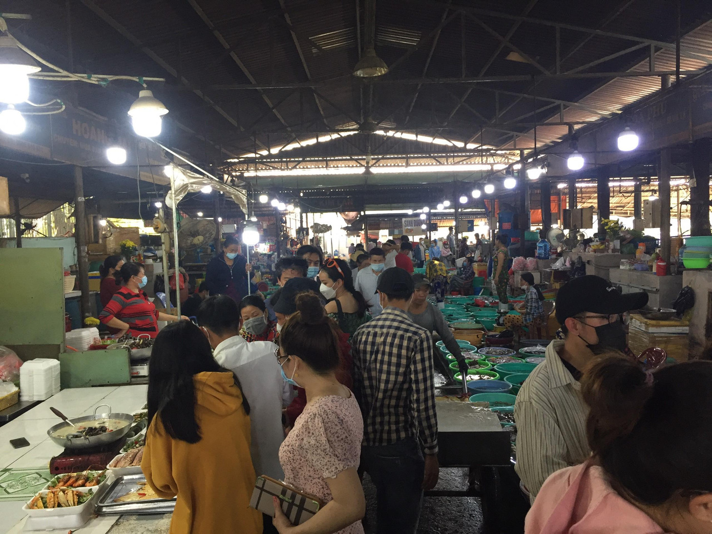 Cuối tuần, chợ Hàng Dương ở huyện Cần Giờ trở nên nhộn nhịp khi đón lượng lớn du khách đến du lịch và mua hải sản.