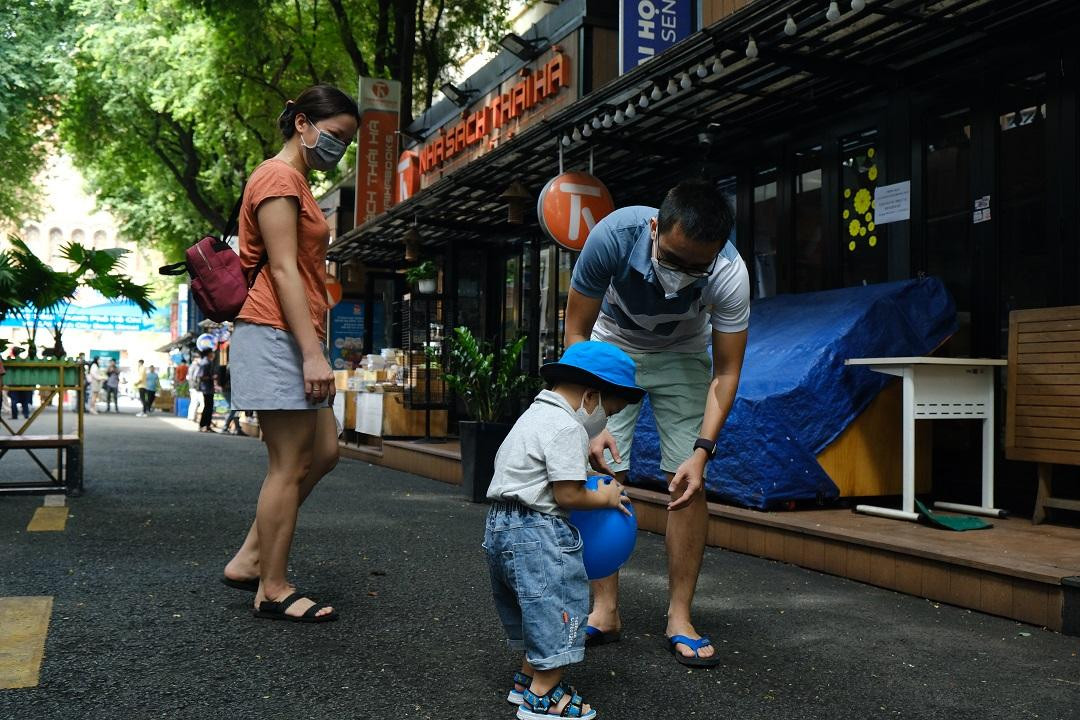 Đến tham quan đường sách TP.HCM từ rất sớm, chị Huỳnh Ái Hà Uyên chia sẻ: "Trước khi vào khu vực đường sách tôi và cũng như mọi người đến đây đều được khai báo y tế, kiểm tra thẻ xanh COVID-19, đo nhiệt độ,...nên tôi khá yên tâm. Đường sách TP.HCM được hoạt động trở lại để người dân có thể được đi vui chơi, thư giãn vào những dịp cuối tuần như thế này tôi thấy vui lắm".