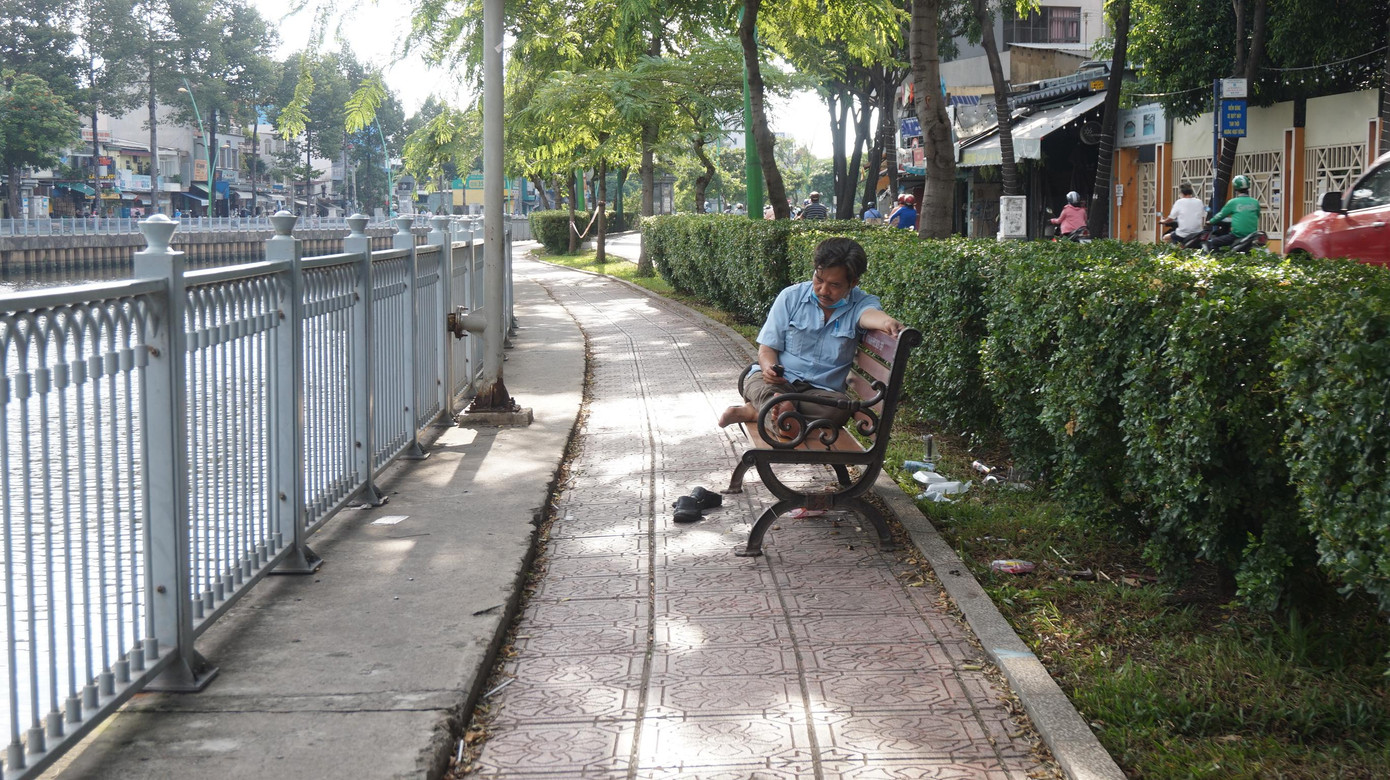 Mặc dù công viên dọc kênh Nhiêu Lộc - Thị Nghè đã dán thông báo tạm ngưng hoạt động, nhiều người dân vẫn ngó lơ quy định này, thậm chí một số người còn có tâm lý chủ quan, lơ là việc đeo khẩu trang đúng quy định để phòng dịch, gây khó cho công tác phòng, chống dịch của Thành phố.