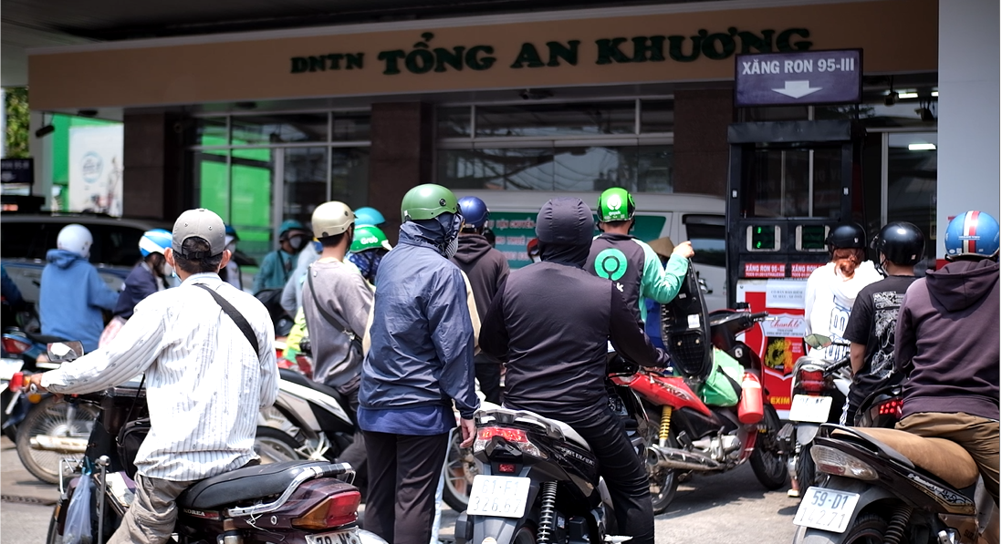 Khách đến đổ xăng quá đông khiến một cây xăng trên đường Lê Văn Lương (quận 7, TP.HCM) trở nên quá tải. Khách đến đổ xăng quá đông khiến một cây xăng trên đường Lê Văn Lương (quận 7, TP.HCM) trở nên quá tải.