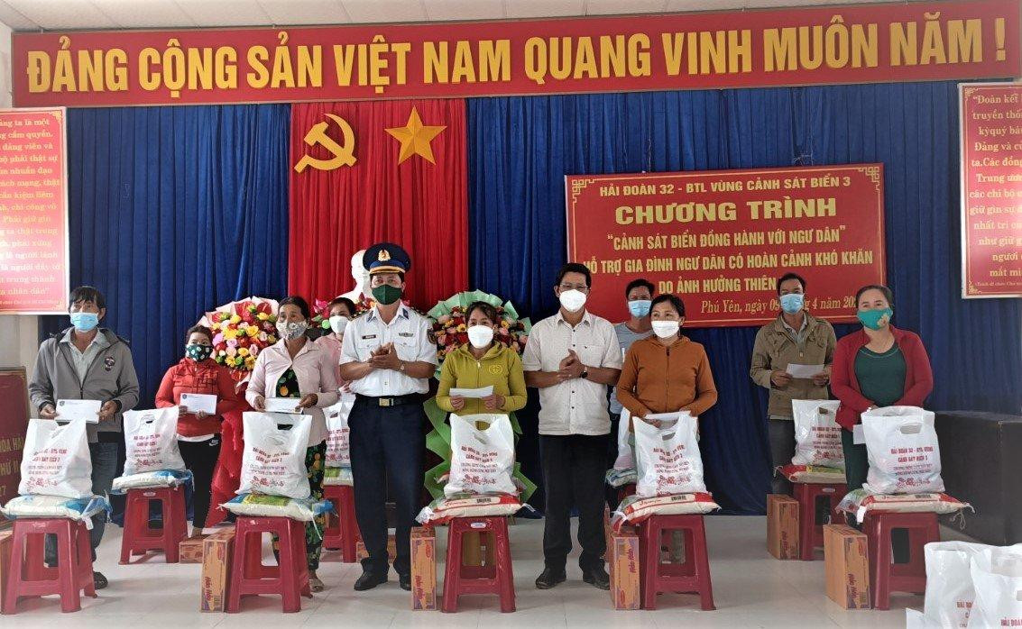 Trung tá Dương Minh Châu - Phó chính ủy, Hải đoàn 32 trao quà tặng ngư dân xã An Phú, TP Tuy Hòa.
