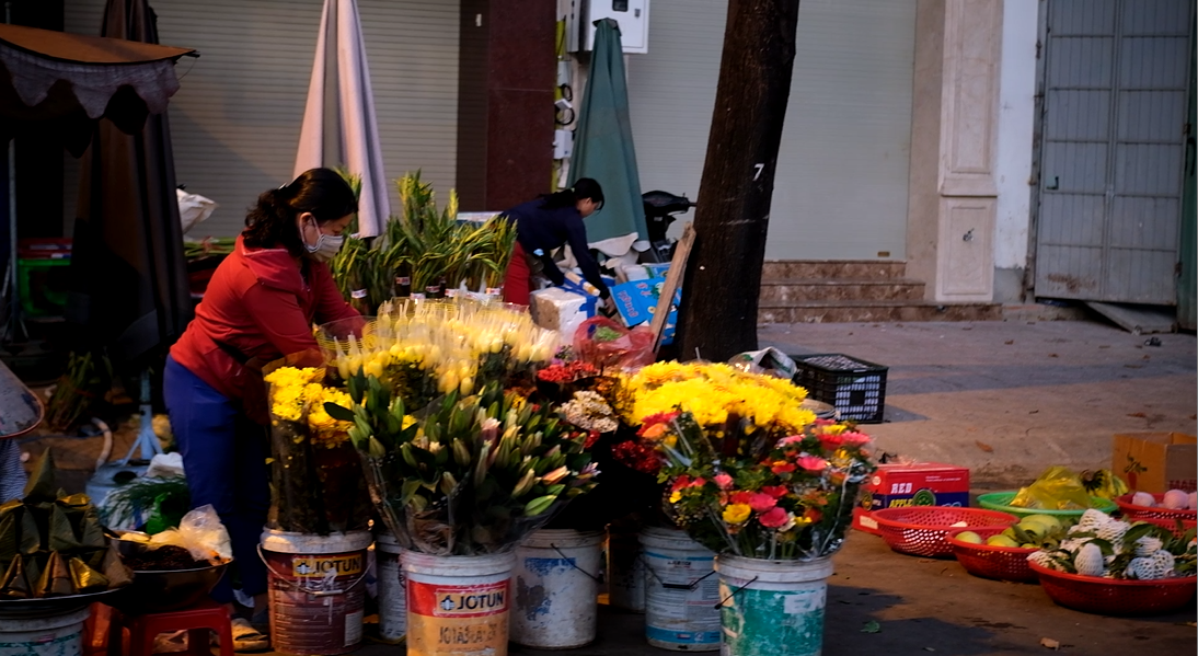 Chị Hạnh, một tiểu thương bán hoa tại chợ Hòa cho biết, vào ngày rằm tháng Giêng, gian hàng chị Hạnh đã mở bán từ 5h sáng để phục vụ khách mua đồ cúng sớm.