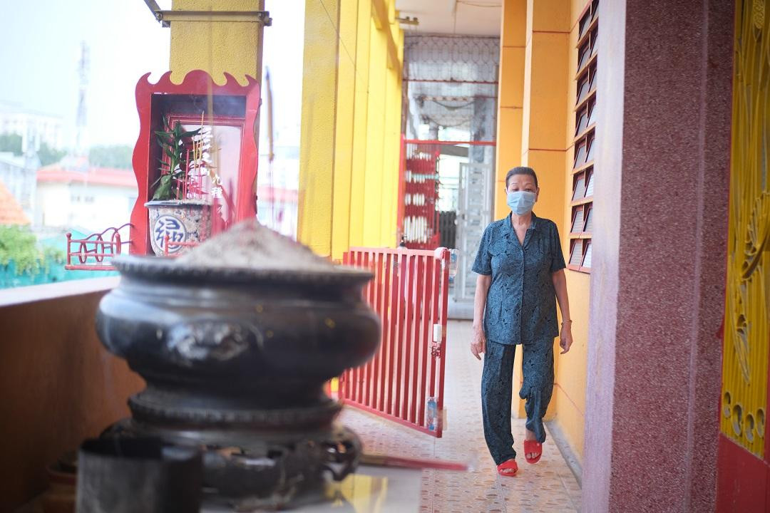 Trước cổng là lư hương lớn và bàn thờ.