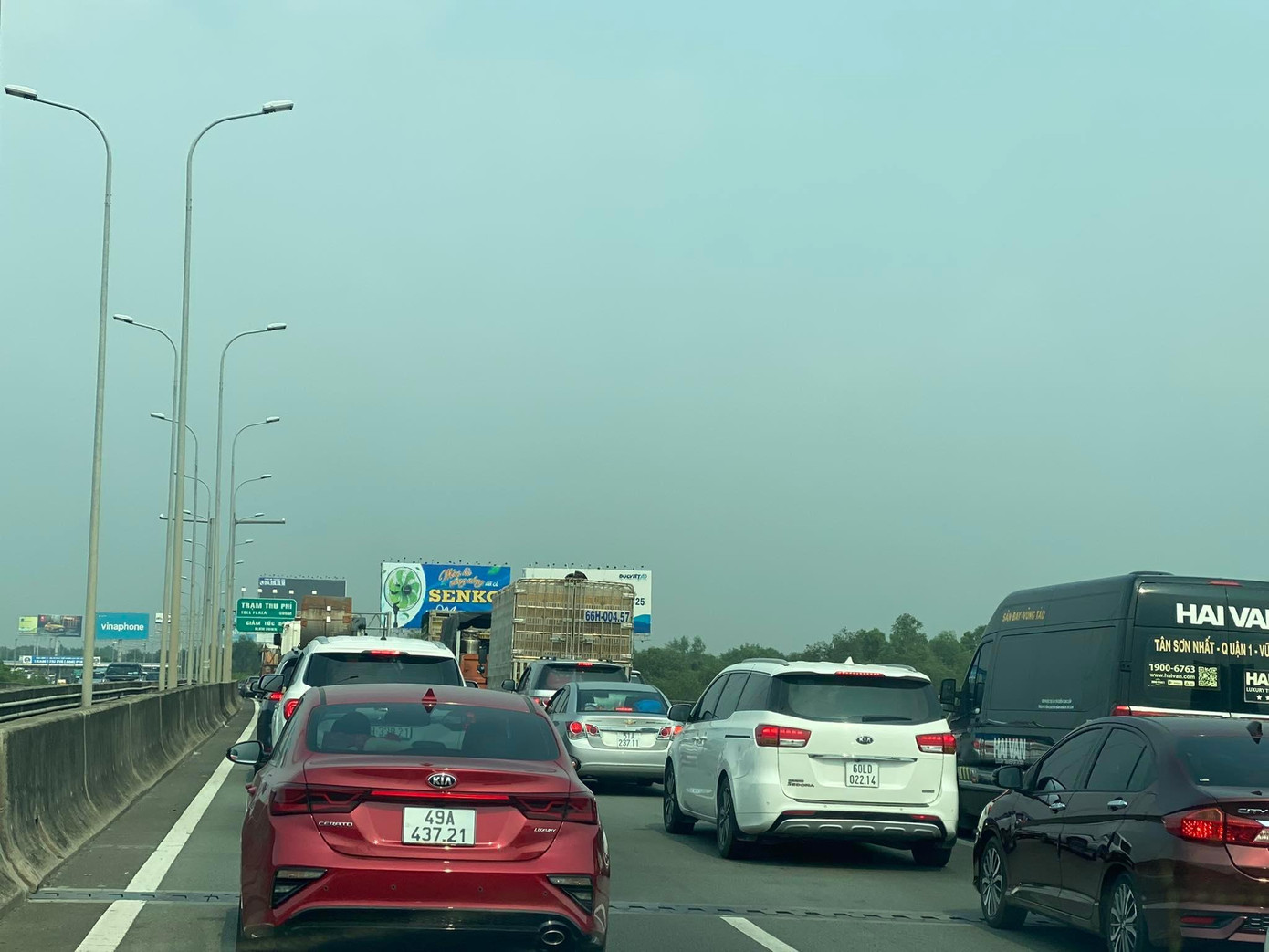 Tại cửa ngõ phía Đông TP.HCM cũng lâm vào tình trạng ùn ứ, ô tô xếp hàng dài ở nhiều tuyến như đường dẫn cao tốc Long Thành - Dầu Giây, Mai Chí Thọ (TP Thủ Đức). Theo ghi nhận, khoảng 17 giờ, hàng trăm xe ô tô xếp hàng dài, nối đuôi nhau dài hơn hai km, nhích từng chút một trên đường. Ở các điểm giao, lực lượng CSGT túc trực phân luồng để đảm bảo giao thông thông suốt.