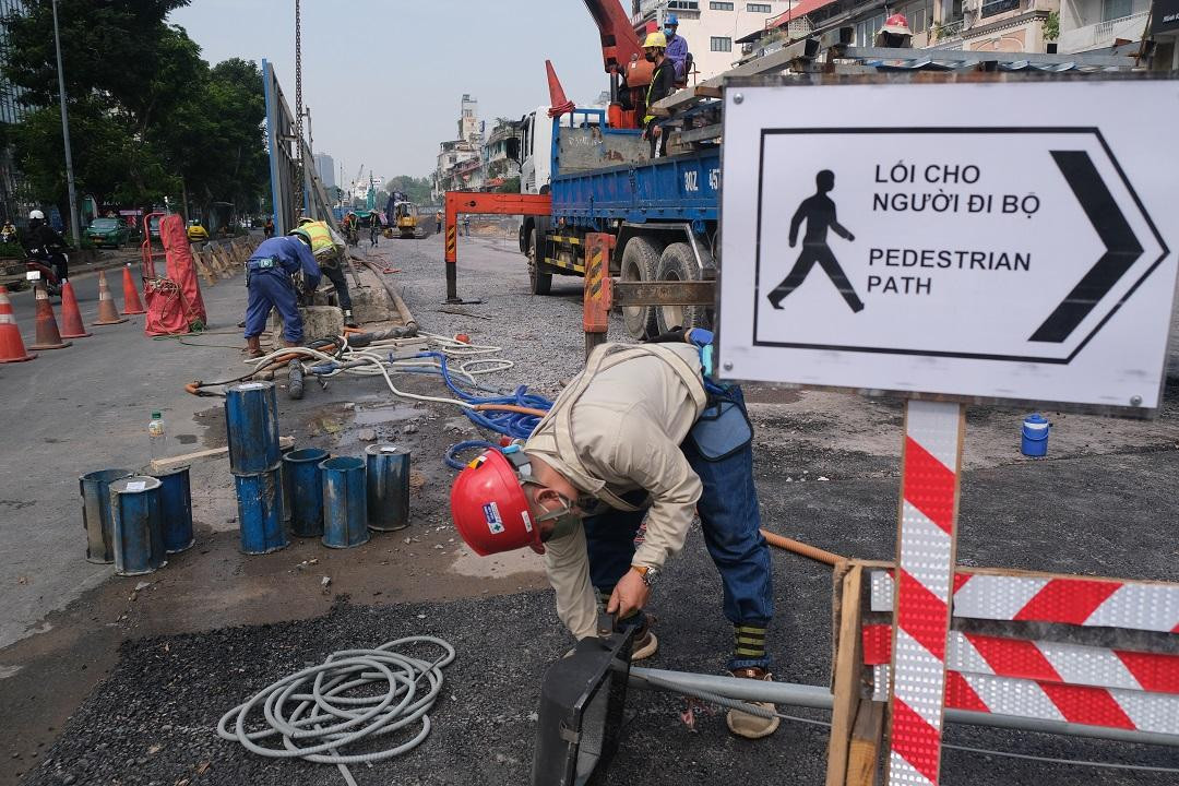 Tiếp theo đó, hoàn thiện thiết kế đô thị trên lòng đường, vỉa hè; nâng cấp các tiện ích nhằm khuyến khích người đi bộ sử dụng xe công cộng và thương mại hai bên trục đường. Các phương án như tăng vỉa hè cho đi bộ, phân làn đường dành riêng cho xe buýt và xe đạp…