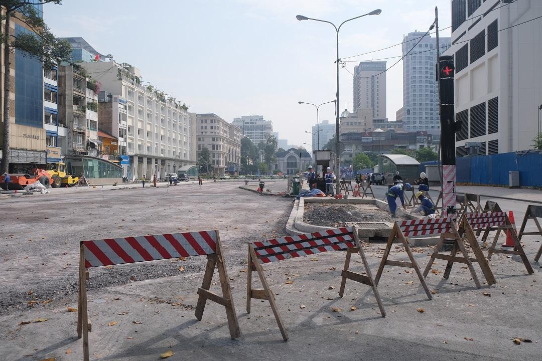 Theo ghi nhận của PV Tiền Phong, sáng ngày 20/4, phần lớn mặt đường Lê Lợi, quận 1 đang dần hoàn thiện khi hàng rào tôn được tháo gỡ sau 6 năm thi công công đoạn ngầm tuyến metro số 1.