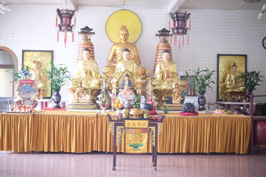 Chánh điện thiết kế khá đơn giản, là nơi thờ khoảng 10 tượng Phật.