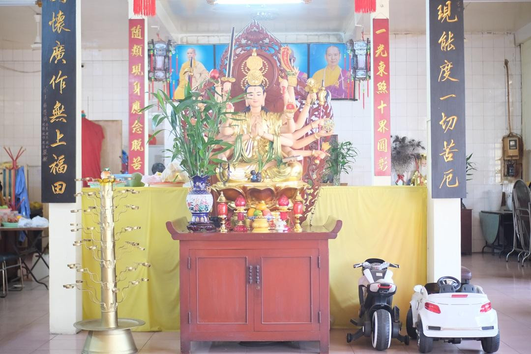 Không gian còn lại của chánh điện bài trí tượng Chuẩn đề vương Bồ tát nghìn mắt nghìn tay.