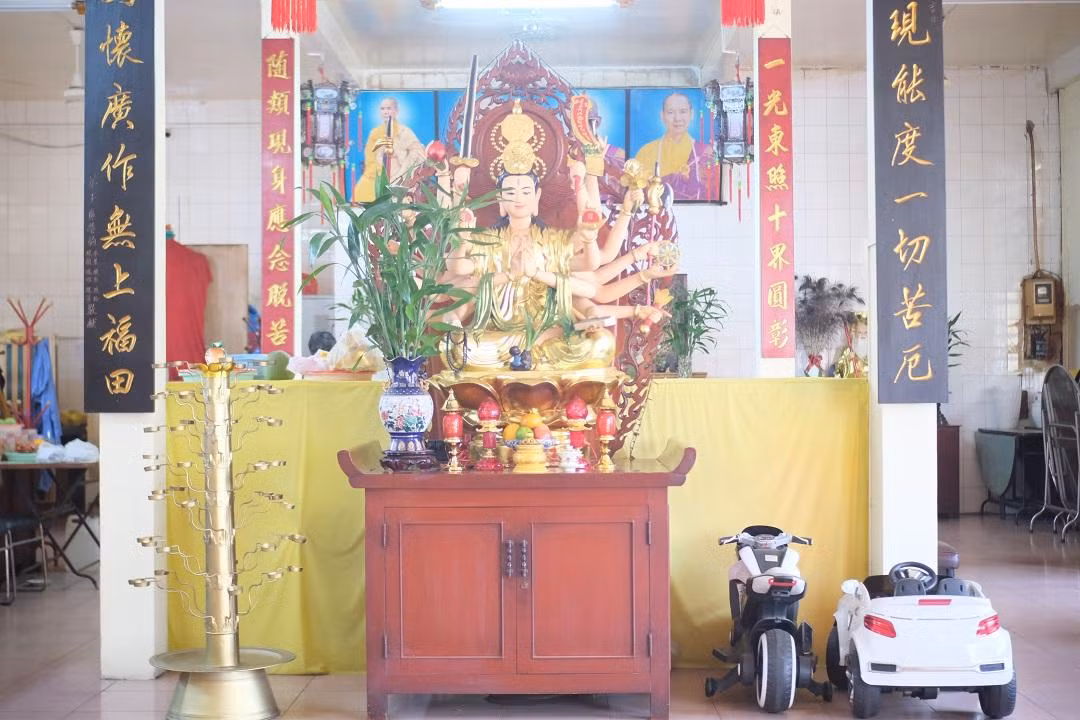 Không gian còn lại của chánh điện bài trí tượng Chuẩn đề vương Bồ tát nghìn mắt nghìn tay.