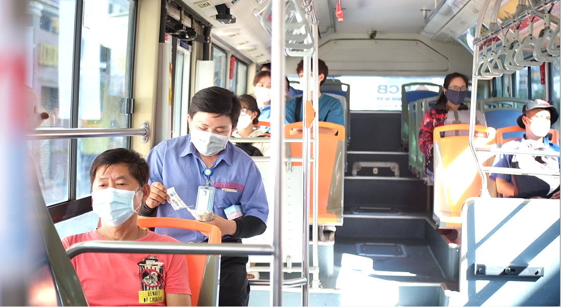 Nhiều người dân ở TP.HCM chuyển sang đi xe buýt khi giá nhiên liệu vẫn ở mức cao để tiết kiệm chi phí. Nhiều người dân ở TP.HCM chuyển sang đi xe buýt khi giá nhiên liệu vẫn ở mức cao để tiết kiệm chi phí.