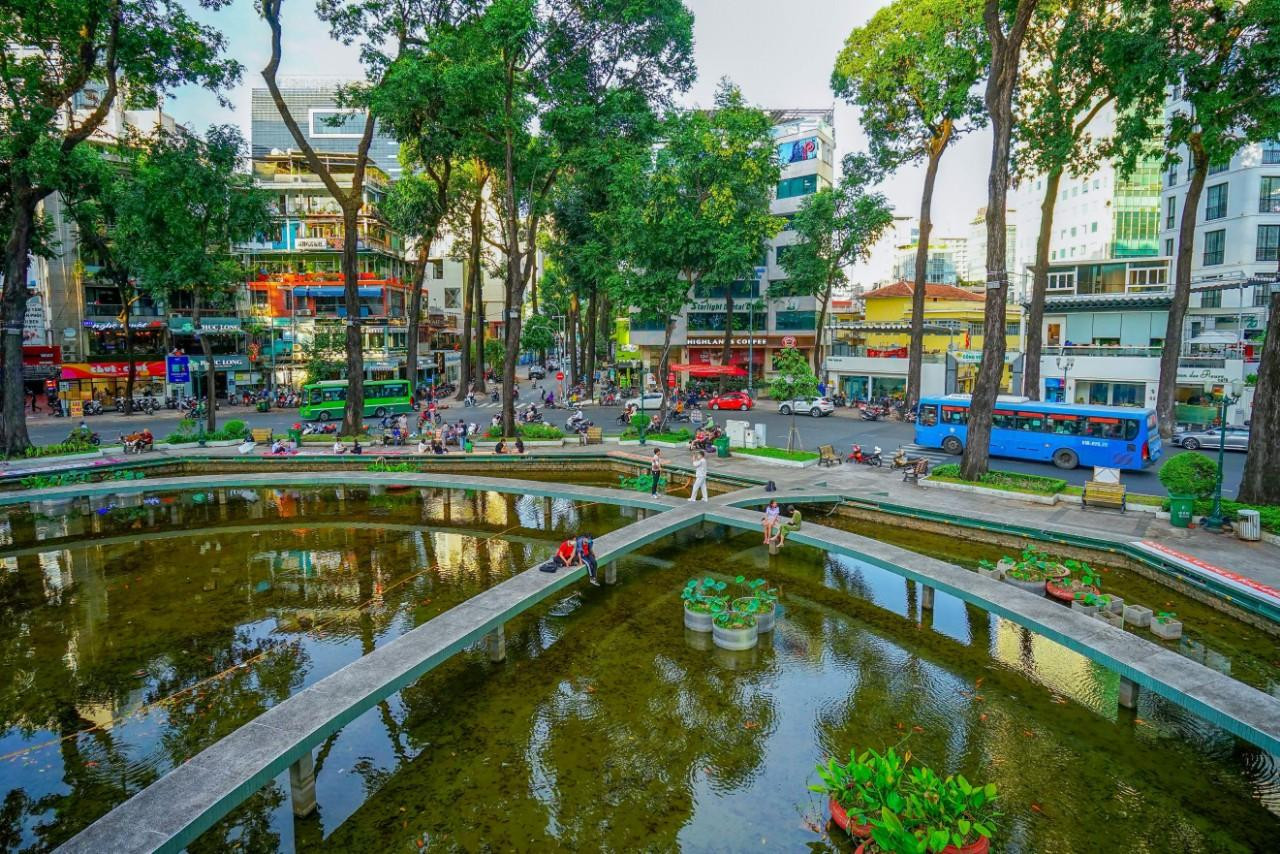 Bên cạnh đó, thành phố cũng tăng cường bổ sung mảng xanh, bố trí thêm bồn cây kết hợp ghế ngồi để đáp ứng nhu cầu vui chơi của người dân. Tổng mức kinh phí cải tạo khoảng 50 tỷ đồng từ nguồn xã hội hóa. Ảnh: Phong Nguyễn. Bên cạnh đó, thành phố cũng tăng cường bổ sung mảng xanh, bố trí thêm bồn cây kết hợp ghế ngồi để đáp ứng nhu cầu vui chơi của người dân. Tổng mức kinh phí cải tạo khoảng 50 tỷ đồng từ nguồn xã hội hóa. Ảnh: Phong Nguyễn.