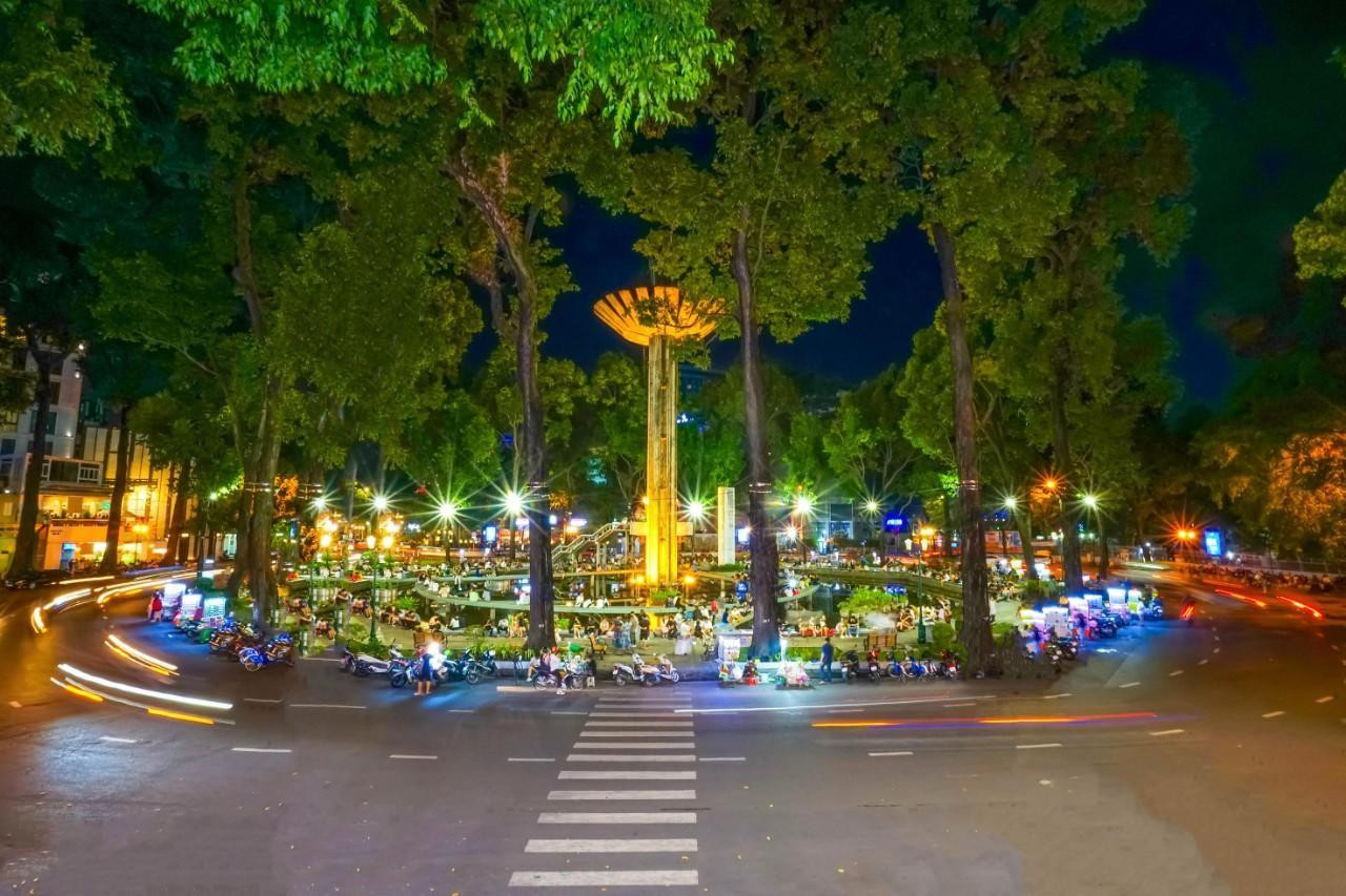 Theo UBND quận 3, việc cải tạo nâng cấp vỉa hè dành cho người đi bộ xung quanh Công trường Quốc tế - Hồ Con Rùa sẽ tạo bộ mặt đô thị khang trang, tăng cường năng lực giao thông, nâng cao điều kiện sống của người dân; đồng thời đáp ứng mục tiêu phát triển khu vực này thành tuyến phố đi bộ vào cuối tuần, tạo không gian cho các hoạt động văn hóa, điểm vui chơi, giải trí của người dân. Ảnh: Phong Nguyễn. Theo UBND quận 3, việc cải tạo nâng cấp vỉa hè dành cho người đi bộ xung quanh Công trường Quốc tế - Hồ Con Rùa sẽ tạo bộ mặt đô thị khang trang, tăng cường năng lực giao thông, nâng cao điều kiện sống của người dân; đồng thời đáp ứng mục tiêu phát triển khu vực này thành tuyến phố đi bộ vào cuối tuần, tạo không gian cho các hoạt động văn hóa, điểm vui chơi, giải trí của người dân. Ảnh: Phong Nguyễn.