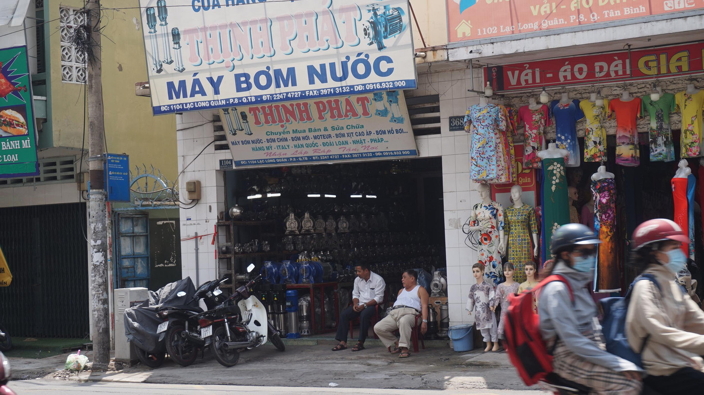 Tại đường Lạc Long Quân (quận Tân Bình, TP HCM), nhiều cửa hàng còn lơ là việc đeo khẩu trang phòng, chống dịch COVID-19.