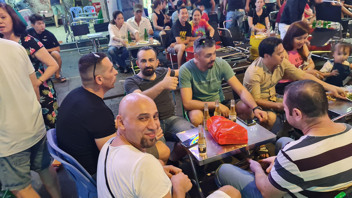 Nơi đây còn là địa điểm lý tưởng để thưởng thức bia, các món ăn vỉa hè… của du khách nước ngoài khi đến TPHCM.