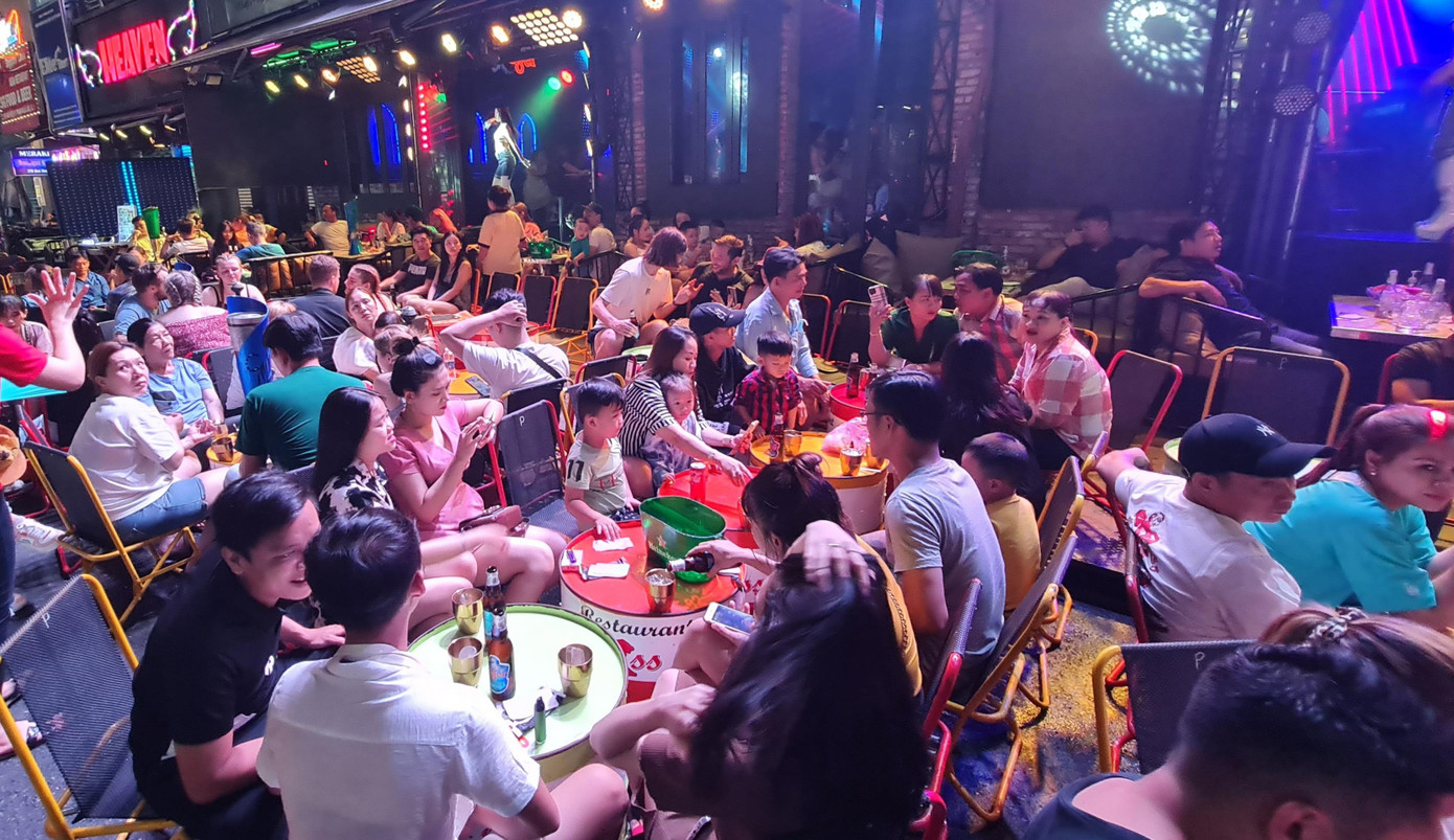 Do không đủ chỗ ngồi nên các nhà hàng, quán bar kê bàn ghế ra lòng đường để phục vụ khách.