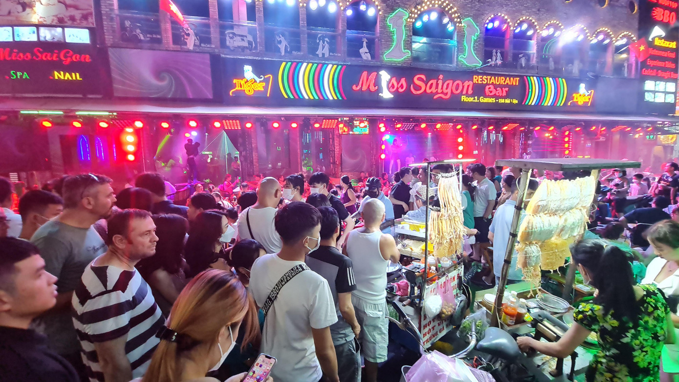 Càng về đêm, lượng người đổ về phố Tây Bùi Viện đây càng đông hơn.