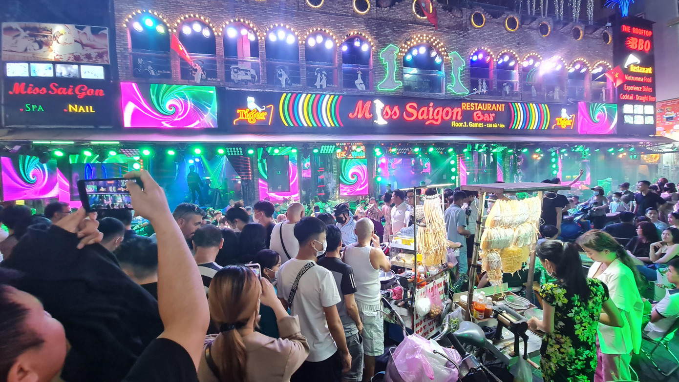 Phố Tây Bùi Viện (quận 1, TPHCM) cũng là điểm vui chơi được nhiều người dân lựa chọn. Trong những ngày nghỉ lễ, nơi đây luôn nhộn nhịp, đông đúc và sôi động.