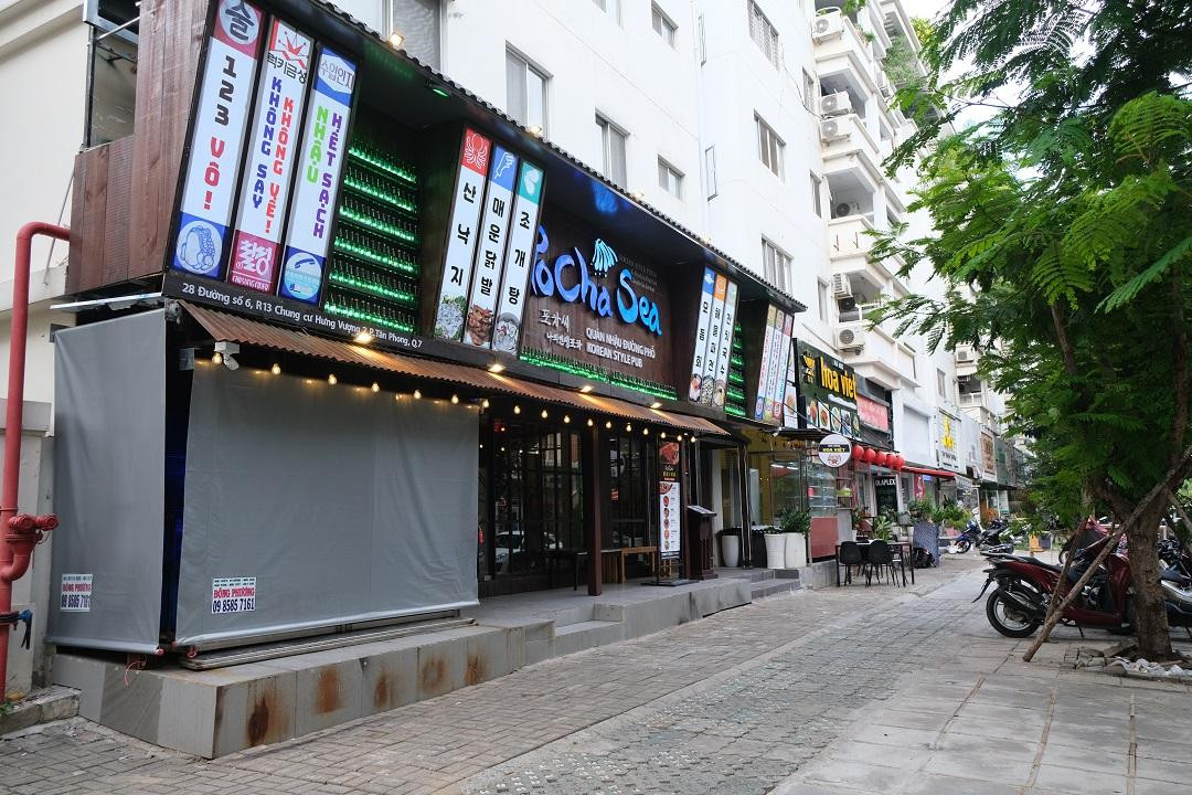 Đại diện quán Jin Sundae (phường Tân Phong, quận 7) cho biết, có đến 80% lượng khách thường xuyên của nhà hàng này là cộng đồng người Hàn Quốc. Buổi trưa và tối, khách đến rất đông, khách du lịch từ Hàn sang thường lui tới đây để ăn uống nhưng kể từ khi dịch COVID-19 xuất hiện lượng khách này đã giảm đi nhiều.