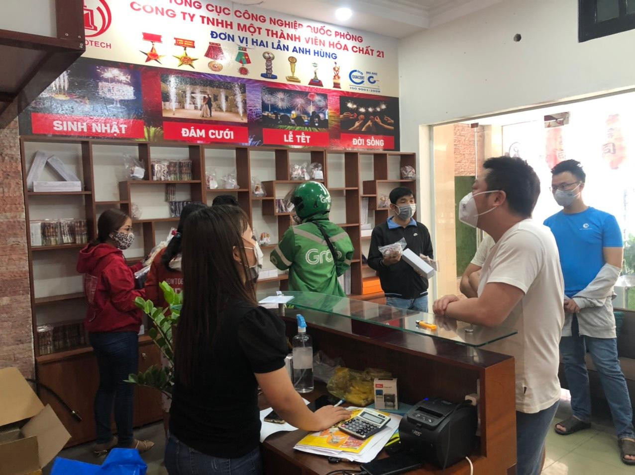 Dù sản phẩm pháo hoa giàn phun viên chưa nhập về TP.HCM nhưng đã có đông khách đến các địa điểm bán pháo hoa để đặt mua. Dù sản phẩm pháo hoa giàn phun viên chưa nhập về TP.HCM nhưng đã có đông khách đến các địa điểm bán pháo hoa để đặt mua.