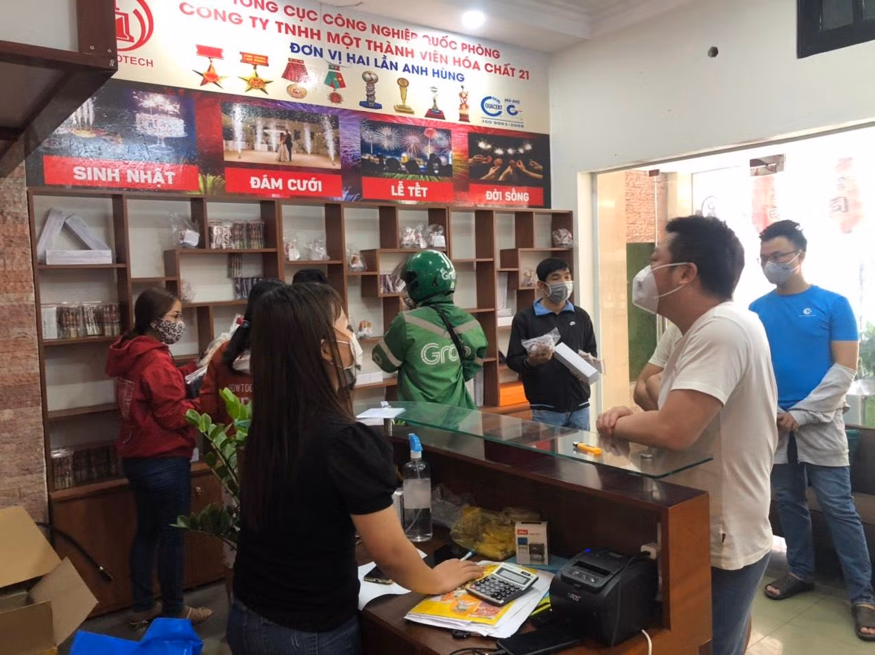 Dù sản phẩm pháo hoa giàn phun viên chưa nhập về TP.HCM nhưng đã có đông khách đến các địa điểm bán pháo hoa để đặt mua.