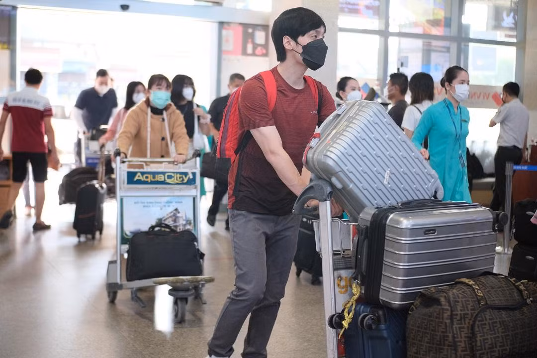Khu vực hành lang dẫn tới nơi làm thủ tục của các hãng bay luôn trong tình trạng đông đúc.