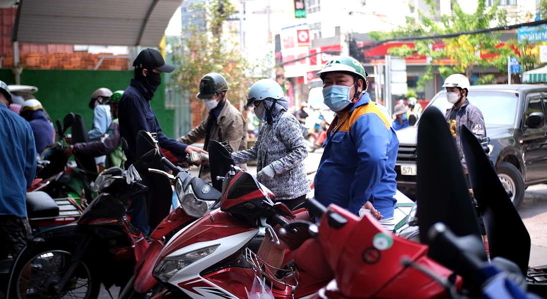 Người dân xếp hàng đứng chờ đổ xăng tại cây xăng trên đường Nguyễn Thị Thập, phường Tân Phong, quận 7. Người dân xếp hàng đứng chờ đổ xăng tại cây xăng trên đường Nguyễn Thị Thập, phường Tân Phong, quận 7.