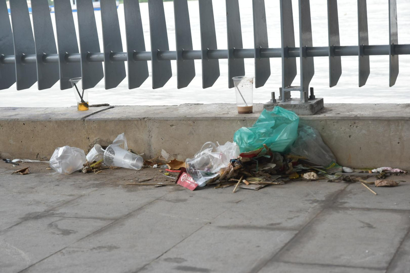 Nhiều người vô tư vứt rác và mắc võng ngủ tại khu vực xung quanh chân cầu Thủ Thiêm 2 khiến nơi đây trở nên nhếch nhác. Nhiều người vô tư vứt rác và mắc võng ngủ tại khu vực xung quanh chân cầu Thủ Thiêm 2 khiến nơi đây trở nên nhếch nhác.