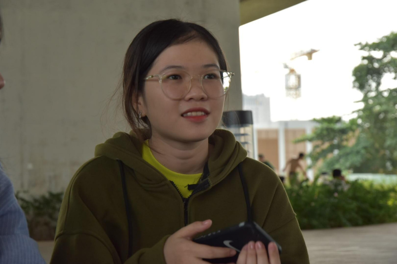 Chị Nguyễn Thị Như Ý (ngụ quận 4, TPHCM) chia sẻ: "Không chỉ riêng cây cầu Thủ Thiêm 2 mà tôi thấy có rất nhiều công trình ở TPHCM cũng đang bị bôi bẩn bằng những hình vẽ graffiti gây mất mỹ quan đô thị. Tôi nghĩ những hành vi như thế này cần được tố giác và xử lý thật nghiêm, nếu không tình trạng này vẫn sẽ tiếp tục diễn ra". Chị Nguyễn Thị Như Ý (ngụ quận 4, TPHCM) chia sẻ: "Không chỉ riêng cây cầu Thủ Thiêm 2 mà tôi thấy có rất nhiều công trình ở TPHCM cũng đang bị bôi bẩn bằng những hình vẽ graffiti gây mất mỹ quan đô thị. Tôi nghĩ những hành vi như thế này cần được tố giác và xử lý thật nghiêm, nếu không tình trạng này vẫn sẽ tiếp tục diễn ra".