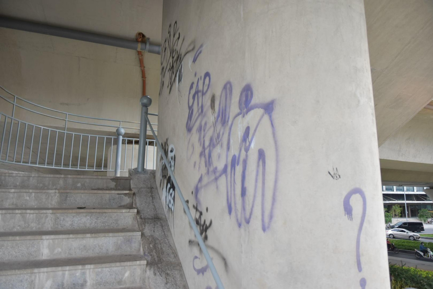 Theo nghị định 144/2021, hành vi phun sơn, viết, vẽ, dán, gắn hình ảnh, nội dung lên tường, cột điện hoặc các vị trí khác tại khu vực dân cư, nơi công cộng, khu chung cư, nơi ở của công dân hoặc các công trình khác mà không được phép của cơ quan có thẩm quyền sẽ bị phạt tiền từ 1 - 2 triệu đồng. Nếu hủy hoại hoặc cố ý làm hư hỏng tài sản của cá nhân, tổ chức có thể bị phạt tiền từ 3 - 5 triệu đồng. Không chỉ vậy, hành vi viết, vẽ bậy lên tường, cửa nhà hoặc tường công cộng có thể cấu thành tội hủy hoại hoặc cố ý làm hư hỏng tài sản được quy định tại điều 178 Bộ luật hình sự 2015, sửa đổi năm 2017. Theo nghị định 144/2021, hành vi phun sơn, viết, vẽ, dán, gắn hình ảnh, nội dung lên tường, cột điện hoặc các vị trí khác tại khu vực dân cư, nơi công cộng, khu chung cư, nơi ở của công dân hoặc các công trình khác mà không được phép của cơ quan có thẩm quyền sẽ bị phạt tiền từ 1 - 2 triệu đồng. Nếu hủy hoại hoặc cố ý làm hư hỏng tài sản của cá nhân, tổ chức có thể bị phạt tiền từ 3 - 5 triệu đồng. Không chỉ vậy, hành vi viết, vẽ bậy lên tường, cửa nhà hoặc tường công cộng có thể cấu thành tội hủy hoại hoặc cố ý làm hư hỏng tài sản được quy định tại điều 178 Bộ luật hình sự 2015, sửa đổi năm 2017.