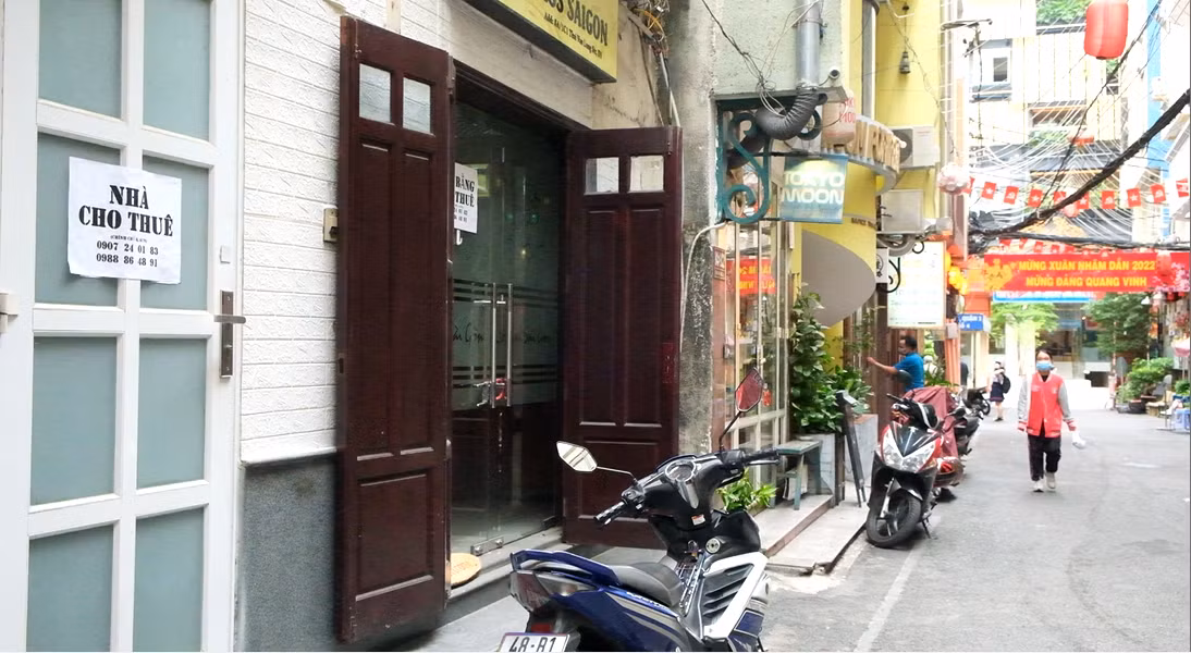 Hiện quy mô phố Nhật gồm 300m hẻm và mặt đường Lê Thánh Tôn, tiếp nối với đường Thái Văn Lung, Thi Sách, Ngô Văn Năm (quận 1). Nơi đây có hàng trăm cơ sở dịch vụ như nhà hàng, quán bar, tiệm massage,...nằm san sát nhau từ mặt đường lớn cho đến trong hẻm nhỏ. Tuy nhiên, dịch bệnh đã khiến nhiều hàng quán nơi đây không thể cầm cự, phải đóng cửa, treo biển sang nhượng mặt bằng.