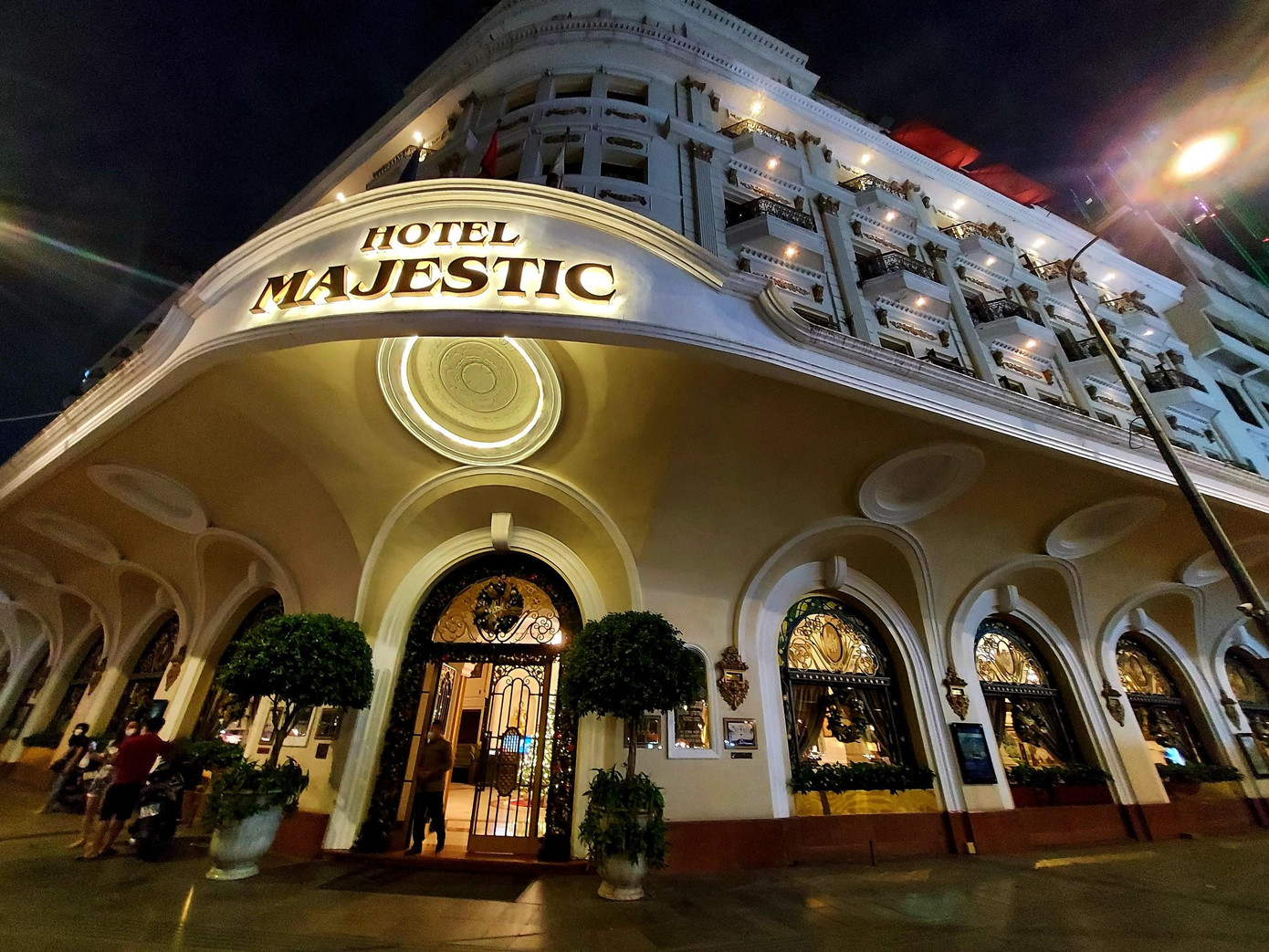 Ngoài nhà văn Takeshi Kaiko, khách sạn Majestic đã từng đón tiếp nhiều nhân vật quan trọng đến thăm và lưu trú như: cố Tổng thống Pháp Francois Mitterrand, Thái tử Nhật Bản Akishino Fumihito, Thái tử Đan Mạch Frederik André Henrik Christian, Hoàng tử Anh Andrew Albert Christian Edward. Ngoài ra, công chúa Thái Lan Maha Chakri Sring Dhorn, Thủ tướng Singapore Lý Hiển Long,...