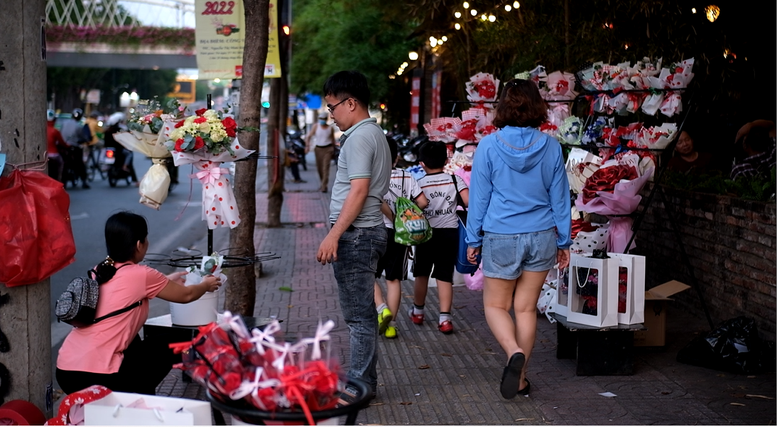 Bạn Nguyễn Quốc Việt (ngụ quận 12, TP.HCM) có hơn 1 năm kinh nghiệm về kinh doanh hoa và socola trong ngày lễ tình nhân, cho biết: &quot;Tôi đã chuẩn bị sẵn hoa sáp, hoa khô và vật dụng trang trí trước đó cả vài tháng mới kịp số lượng và mẫu mã để kinh doanh những ngày này&quot;. Theo Việt, dịp Valentine năm trước, gian hàng của anh đã bán được khoảng hơn 100 bó hoa và socola, thu về khoảng hơn 10 triệu đồng tiền lãi khi đã trừ các khoản chi phí.