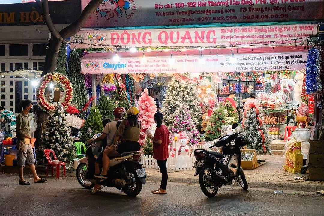 Mặc dù là ngày cuối tuần nhưng lượng khách đến cửa hàng rất thưa thớt Mặc dù là ngày cuối tuần nhưng lượng khách đến cửa hàng rất thưa thớt