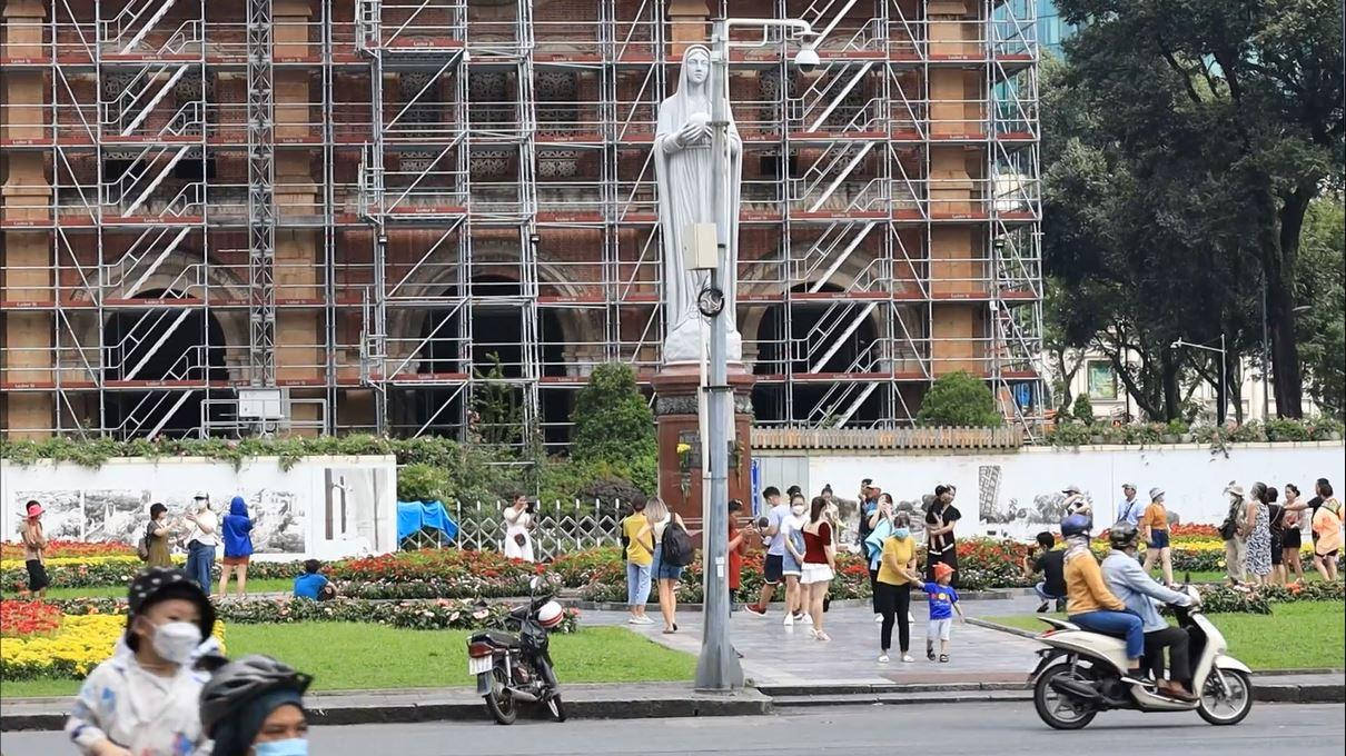 Nhà thờ Đức Bà đang trong quá trình tu sửa vẫn thu hút rất nhiều người dân và du khách đến tham quan.