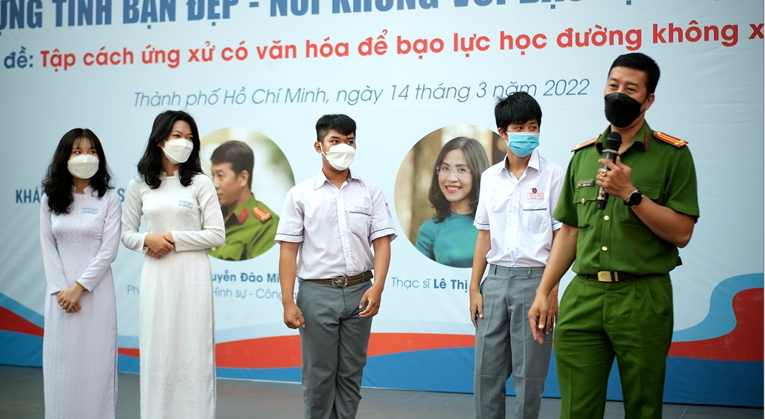 Ngoài ra, các em học sinh trường THPT Võ Văn Kiệt còn được trực tiếp lắng nghe, trò chuyện với khách mời là Trung tá Nguyễn Đào Minh Huy, Phòng Cảnh sát Hình sự - Công an TP.HCM.