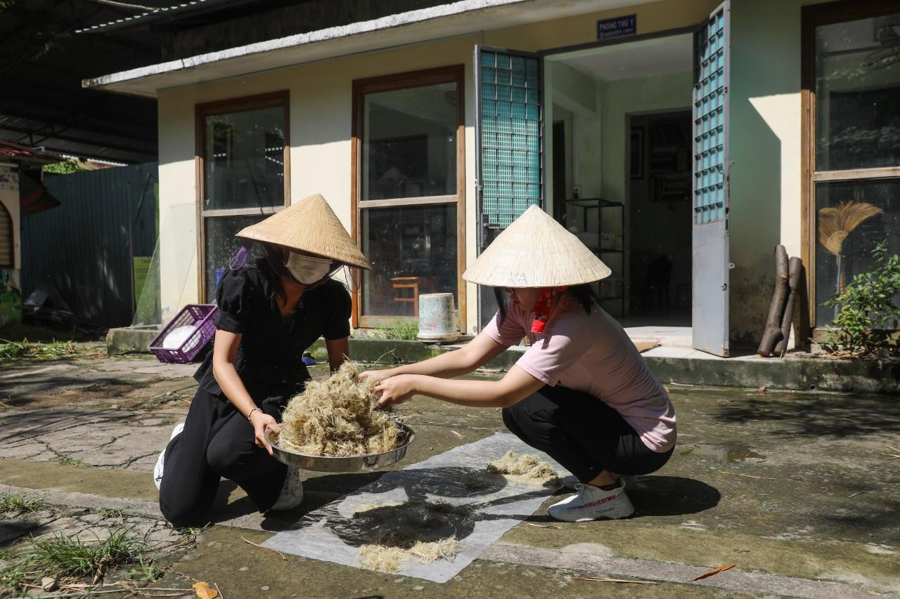 Huỳnh Lê Như Ngọc (sinh viên ngành chăn nuôi thú y Trường đại học Công nghệ TP.HCM) chia sẻ: "Nhờ có sự hướng dẫn tận tình của các anh chị trong Thảo Cầm Viên Sài Gòn mà sản phẩm chúng em làm đã tốt hơn rất nhiều. Từ đó, nhóm sẽ cố gắng cải thiện thêm chất lượng của giấy trong thời gian tới, mong rằng những sản phẩm này sẽ được lan tỏa, tạo nên giá trị tích cực trong việc bảo vệ môi trường sống". Huỳnh Lê Như Ngọc (sinh viên ngành chăn nuôi thú y Trường đại học Công nghệ TP.HCM) chia sẻ: "Nhờ có sự hướng dẫn tận tình của các anh chị trong Thảo Cầm Viên Sài Gòn mà sản phẩm chúng em làm đã tốt hơn rất nhiều. Từ đó, nhóm sẽ cố gắng cải thiện thêm chất lượng của giấy trong thời gian tới, mong rằng những sản phẩm này sẽ được lan tỏa, tạo nên giá trị tích cực trong việc bảo vệ môi trường sống".