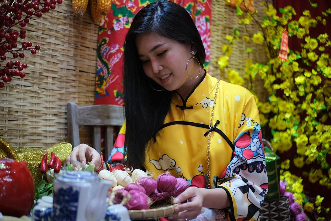 Bạn Mai Ngọc Bích, ngụ quận 3, TP.HCM cho biết: "Thời gian này, để cảm nhận không khí Tết đang đến gần, tôi đã tham khảo những quán cà phê trang trí Tết ở trong các nhóm review và chọn quán vắng khách để check-in, chụp ảnh dễ dàng hơn". Bạn Mai Ngọc Bích, ngụ quận 3, TP.HCM cho biết: "Thời gian này, để cảm nhận không khí Tết đang đến gần, tôi đã tham khảo những quán cà phê trang trí Tết ở trong các nhóm review và chọn quán vắng khách để check-in, chụp ảnh dễ dàng hơn".