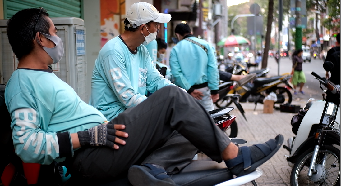 Nhiều tài xế xe ôm công nghệ chọn điểm đỗ cố định thay vì chạy xe lang thang để tìm kiếm đơn hàng như trước để tiết kiệm tiền xăng.