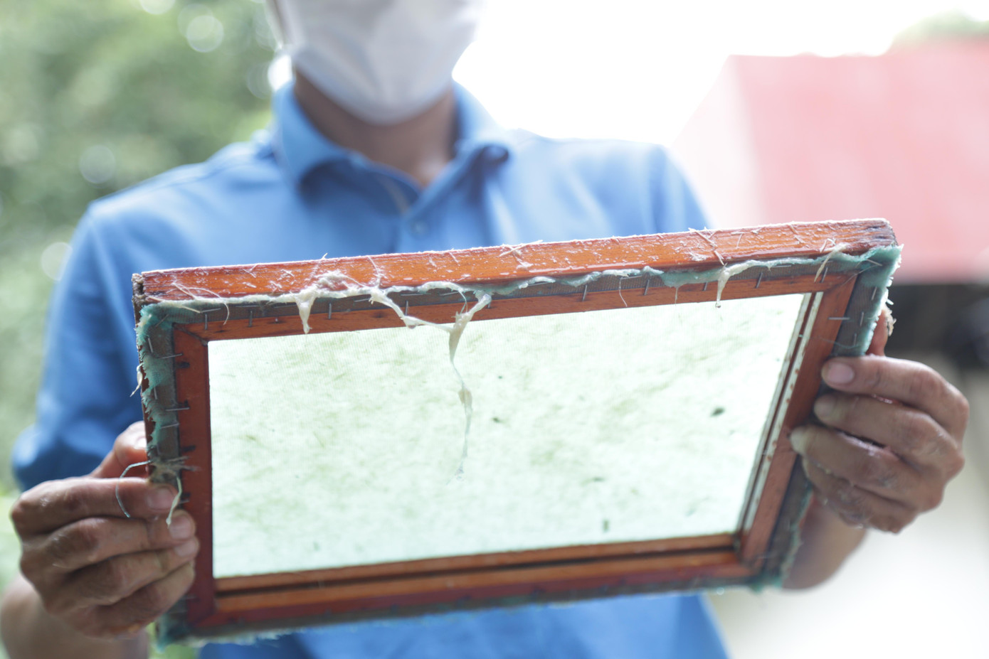 Khuôn giấy sẽ được mang ra phơi trên một lớp vải mỏng được lót trên bề mặt kính để giấy không bị dính. Nếu trời nắng, thì chỉ cần phơi 7 - 8 tiếng đồng hồ là có thể cho ra giấy thành phẩm. Đây là giấy thủ công, hoàn toàn không dùng hóa chất công nghiệp tẩy trắng nên có màu nâu nhạt. Khuôn giấy sẽ được mang ra phơi trên một lớp vải mỏng được lót trên bề mặt kính để giấy không bị dính. Nếu trời nắng, thì chỉ cần phơi 7 - 8 tiếng đồng hồ là có thể cho ra giấy thành phẩm. Đây là giấy thủ công, hoàn toàn không dùng hóa chất công nghiệp tẩy trắng nên có màu nâu nhạt.