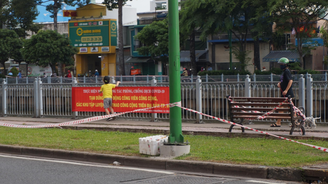 Trước tình hình dịch COVID-19 vẫn còn diễn biến phức tạp, lực lượng chức năng đã giăng dây phong tỏa, dán thông báo ngưng hoạt động tại công viên dọc kênh Nhiêu Lộc - Thị Nghè. Thế nhưng một số người dân vẫn vô tư vượt rào để đi dạo, tập thể dục như chưa hề có Chỉ thị 10 của UBND TP.HCM.
