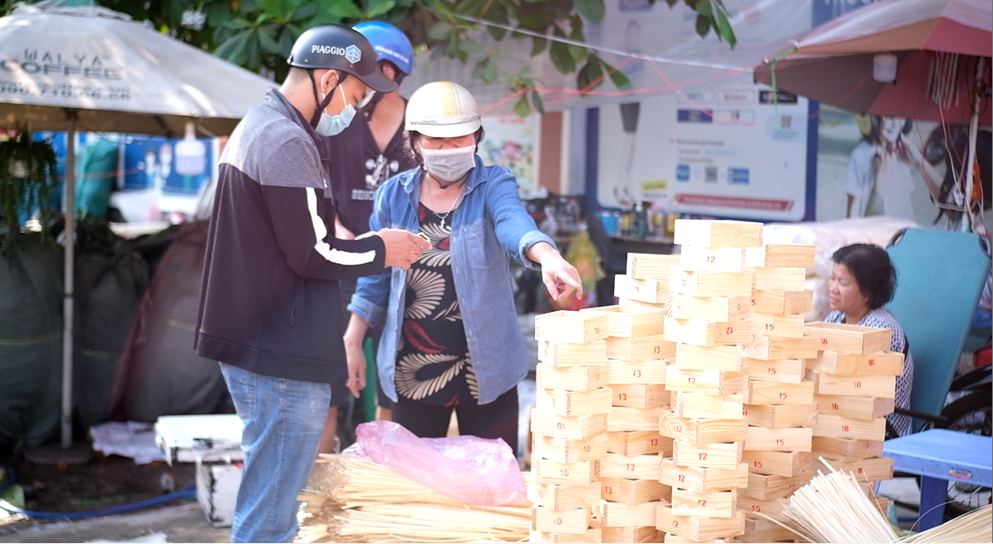 Ngoài bán lá dong, tiểu thương còn bán kèm lạt buộc và khuôn gói bánh. Ngoài bán lá dong, tiểu thương còn bán kèm lạt buộc và khuôn gói bánh.