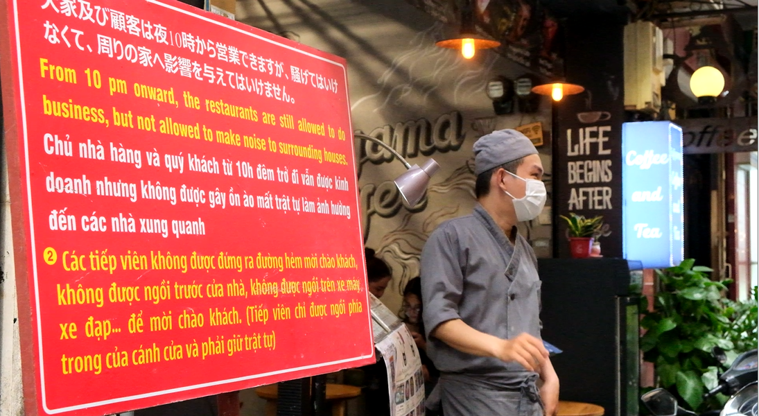 Nhân viên một quán ăn ở khu phố Nhật mòn mỏi ngóng khách.