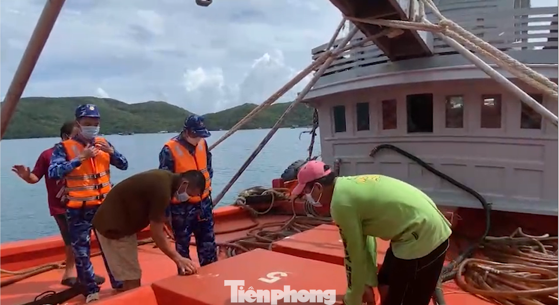 Lực lượng chức năng của BTL Cảnh sát biển kiểm tra hàng hóa vi phạm và lập biên bản.