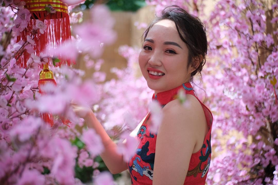 Rạng ngời tạo dáng với tiểu cảnh vườn đào, bạn Lý Nhật Hằng, ngụ quận 6, hào hứng chia sẻ: "Năm nay, mình chọn phim trường ngoài trời để chụp ảnh đón xuân vì không gian thoáng đãng, thoải mái. Mình rất thích tiểu cảnh như vườn đào, vườn mai rực rỡ màu sắc,... giúp mình ghi lại được những khoảnh khắc đẹp để chào đón năm mới". Rạng ngời tạo dáng với tiểu cảnh vườn đào, bạn Lý Nhật Hằng, ngụ quận 6, hào hứng chia sẻ: "Năm nay, mình chọn phim trường ngoài trời để chụp ảnh đón xuân vì không gian thoáng đãng, thoải mái. Mình rất thích tiểu cảnh như vườn đào, vườn mai rực rỡ màu sắc,... giúp mình ghi lại được những khoảnh khắc đẹp để chào đón năm mới".