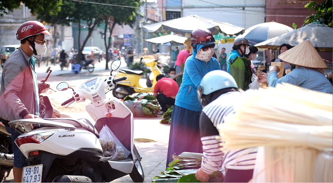 Chợ Ông Tạ là đầu mối cung cấp lá dong cho các lò bánh hoặc gia đình muốn gói bánh chưng dịp tết. Chợ Ông Tạ là đầu mối cung cấp lá dong cho các lò bánh hoặc gia đình muốn gói bánh chưng dịp tết.