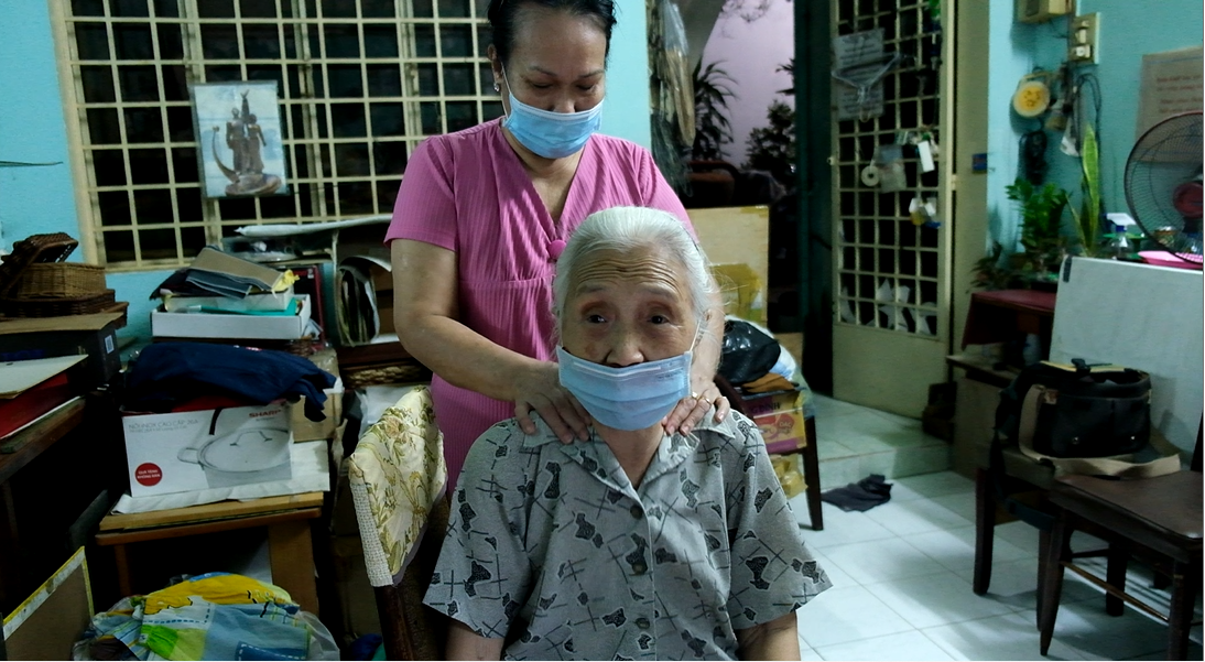 Chị Nguyễn Thị Thu, từng là bệnh nhân F0 chung phòng với má Ba cho biết, trong thời gian điều trị tại bệnh viện dã chiến, má Ba luôn động viên các bệnh nhân để có tinh thần vượt qua bệnh tật nên mọi người đều yêu quý má Ba. Chị Nguyễn Thị Thu, từng là bệnh nhân F0 chung phòng với má Ba cho biết, trong thời gian điều trị tại bệnh viện dã chiến, má Ba luôn động viên các bệnh nhân để có tinh thần vượt qua bệnh tật nên mọi người đều yêu quý má Ba.