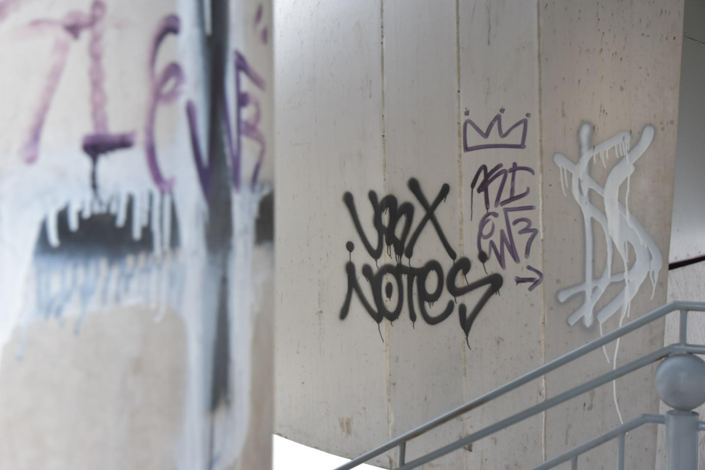 Cầu Thủ Thiêm 2 bị vẽ bẩn trước đó.