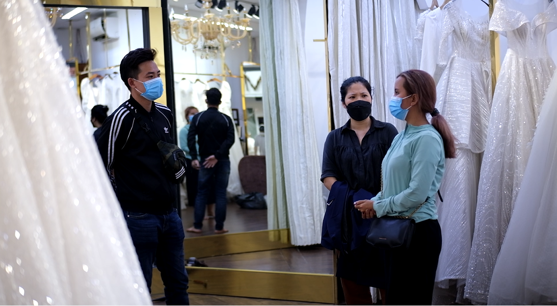 Theo nhiều chủ cửa hàng váy cưới ở đường Hồ Văn Huê cho biết, thời gian này, lượng khách đến cửa hàng đa phần là khách của năm 2020-2021, vì ảnh hưởng của dịch nên lịch cưới bị hoãn nhiều lần. Sau khi dịch COVID-19 đã có những chuyển biến tích cực, nhiều người thoát khỏi tâm lý lo lắng nên quyết định đi đăng ký chụp ảnh cho ngày trọng đại. Theo nhiều chủ cửa hàng váy cưới ở đường Hồ Văn Huê cho biết, thời gian này, lượng khách đến cửa hàng đa phần là khách của năm 2020-2021, vì ảnh hưởng của dịch nên lịch cưới bị hoãn nhiều lần. Sau khi dịch COVID-19 đã có những chuyển biến tích cực, nhiều người thoát khỏi tâm lý lo lắng nên quyết định đi đăng ký chụp ảnh cho ngày trọng đại.