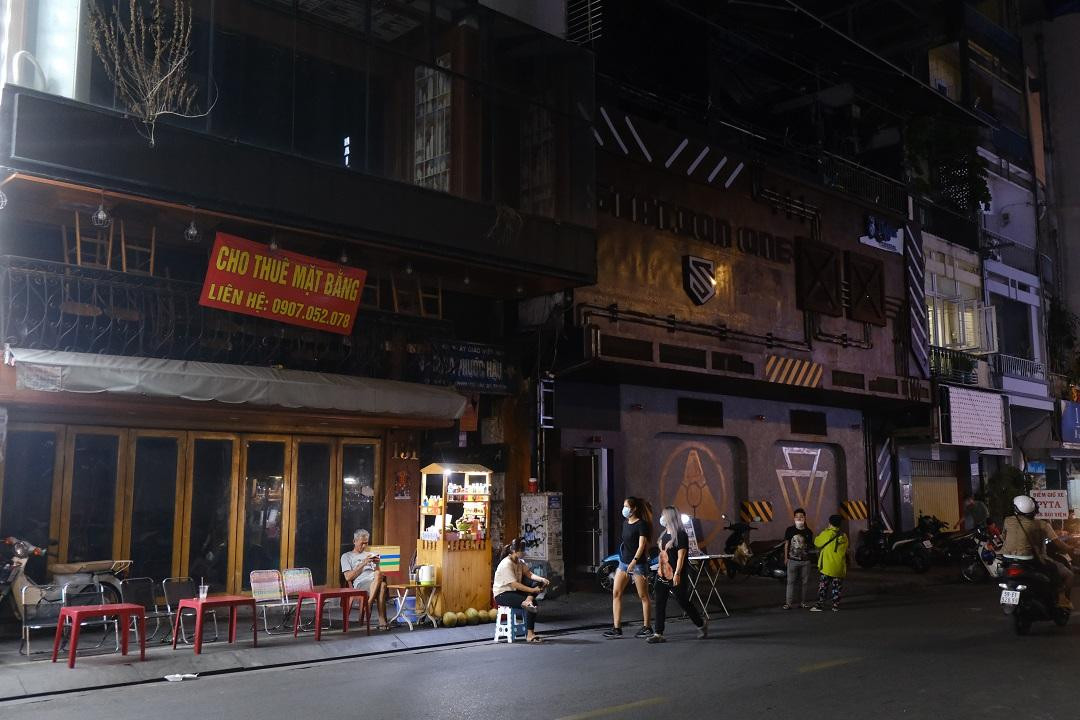 Một số mặt bằng kinh doanh trên đường Bùi Viện trước đây là địa điểm vui chơi, vũ trường nổi tiếng đến nay vẫn chưa tìm được chủ nhân mới…giờ thành chỗ giữ xe hay chỗ ngồi tạm của gánh hàng rong. Một số mặt bằng kinh doanh trên đường Bùi Viện trước đây là địa điểm vui chơi, vũ trường nổi tiếng đến nay vẫn chưa tìm được chủ nhân mới…giờ thành chỗ giữ xe hay chỗ ngồi tạm của gánh hàng rong.